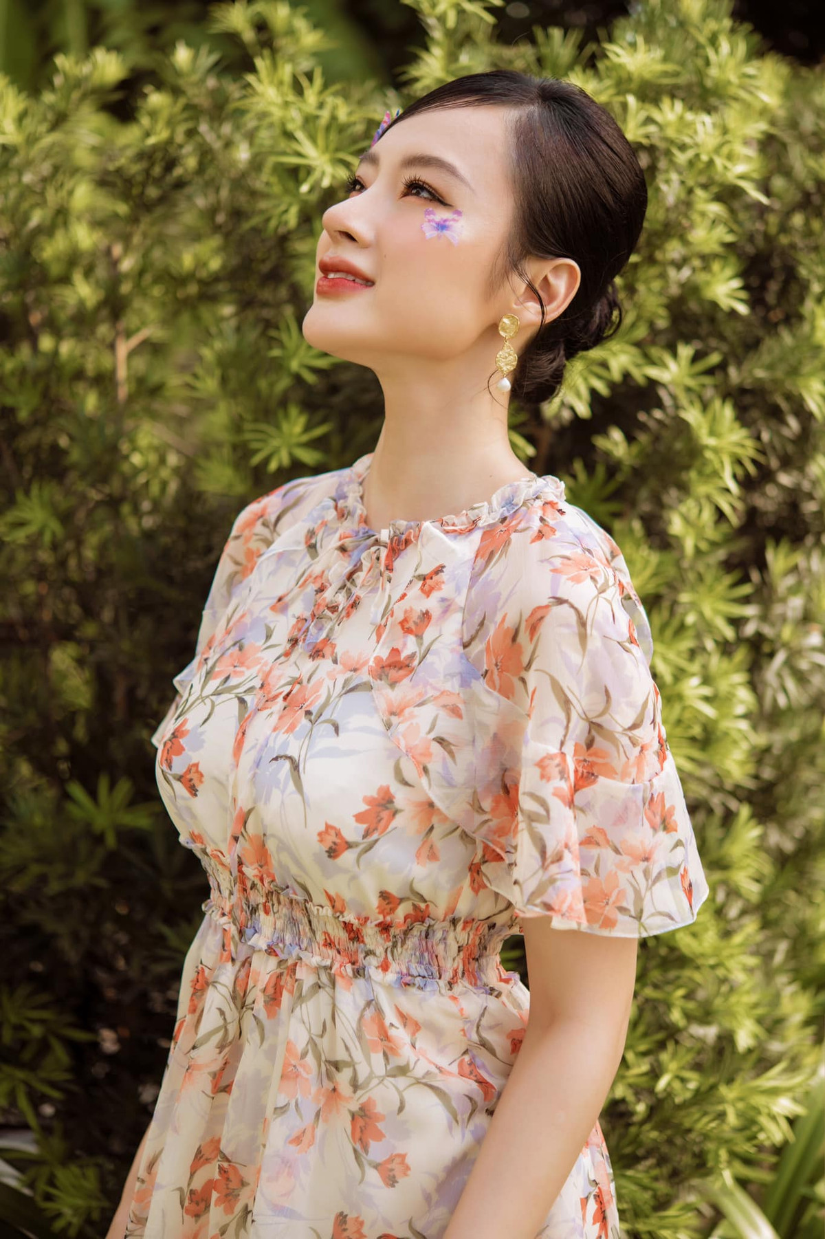 Sau những lùm xùm khiến khán giả ngán ngẩm, Angela Phương Trinh quyết định tìm về cõi Phật. Cô ăn chay trường, tham gia các hoạt động thiện nguyện và tu thiền mỗi ngày. Ảnh: FBNV