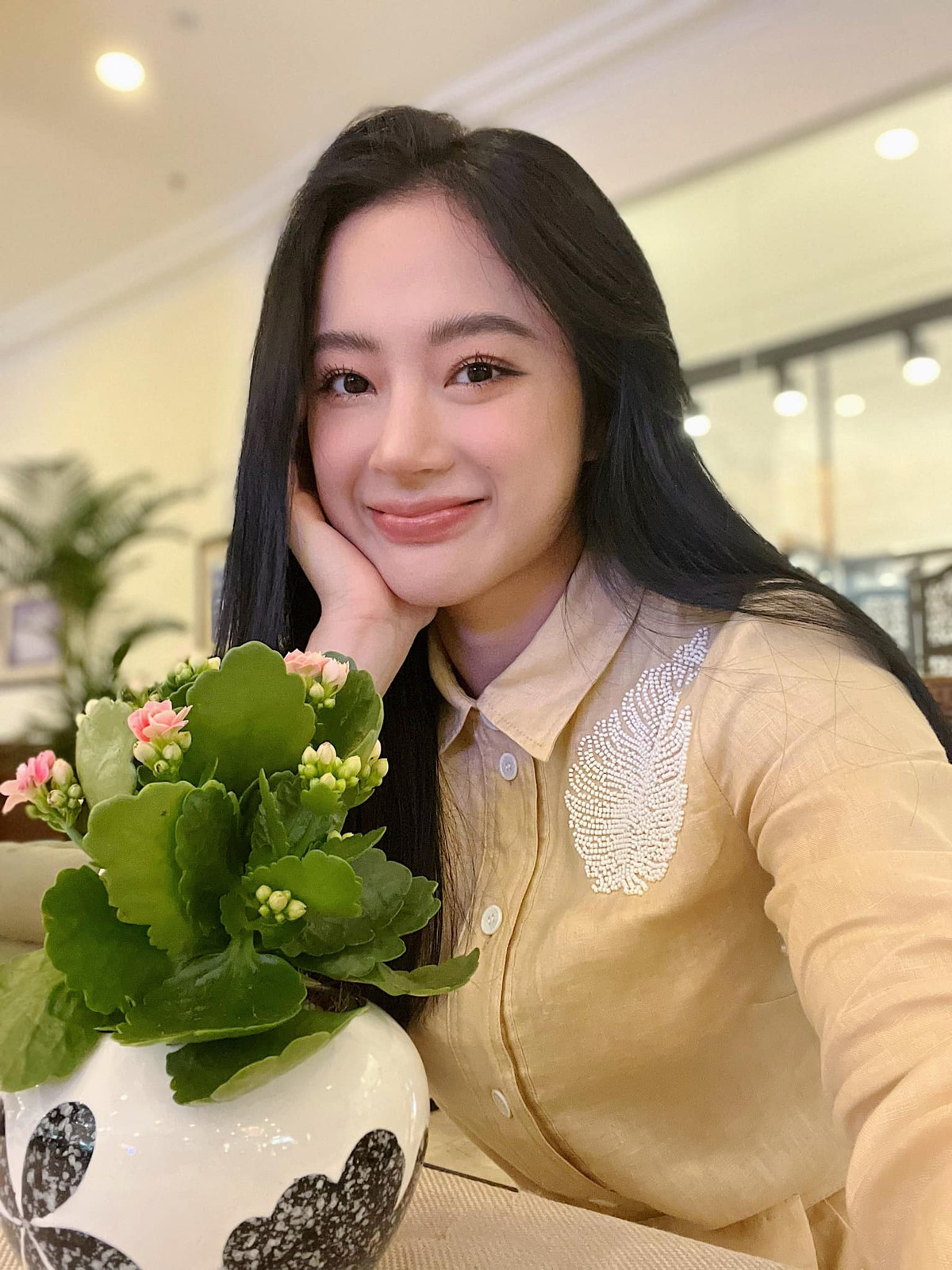 Lượn lờ quanh trang cá nhân của Angela Phương Trinh không khó nhận ra gần đây cô tích cực đăng tải những hình ảnh "sống ảo" chụp cận mặt.