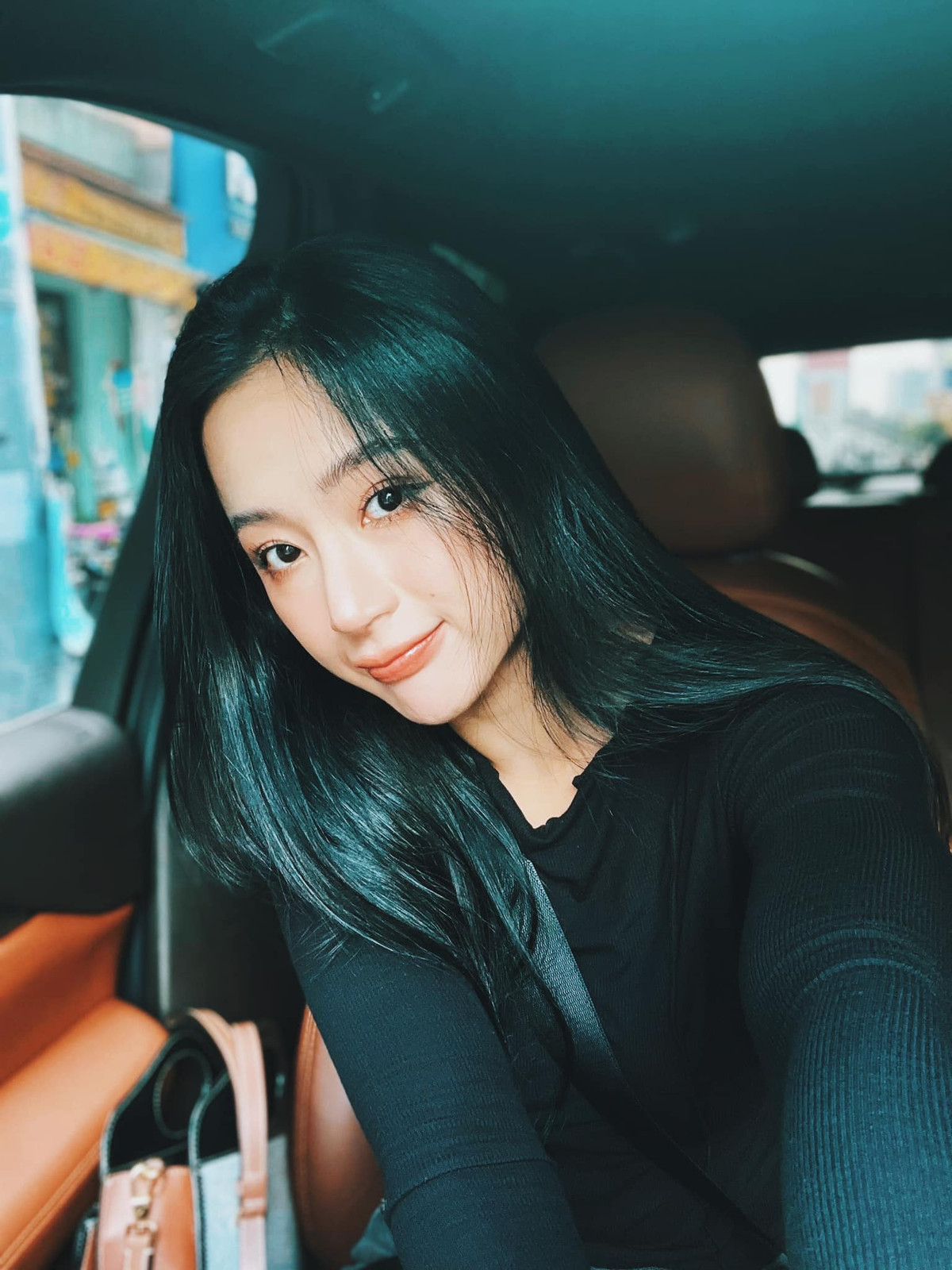 Mới đây Angela Phương Trinh tung hình ảnh "sống ảo" trong xế hộp đắt đỏ. Chẳng cần ăn vận lộng lẫy cô nhận về vô số khen ngợi bởi gương mặt góc cạnh, đặc biệt là đôi mắt hút hồn.