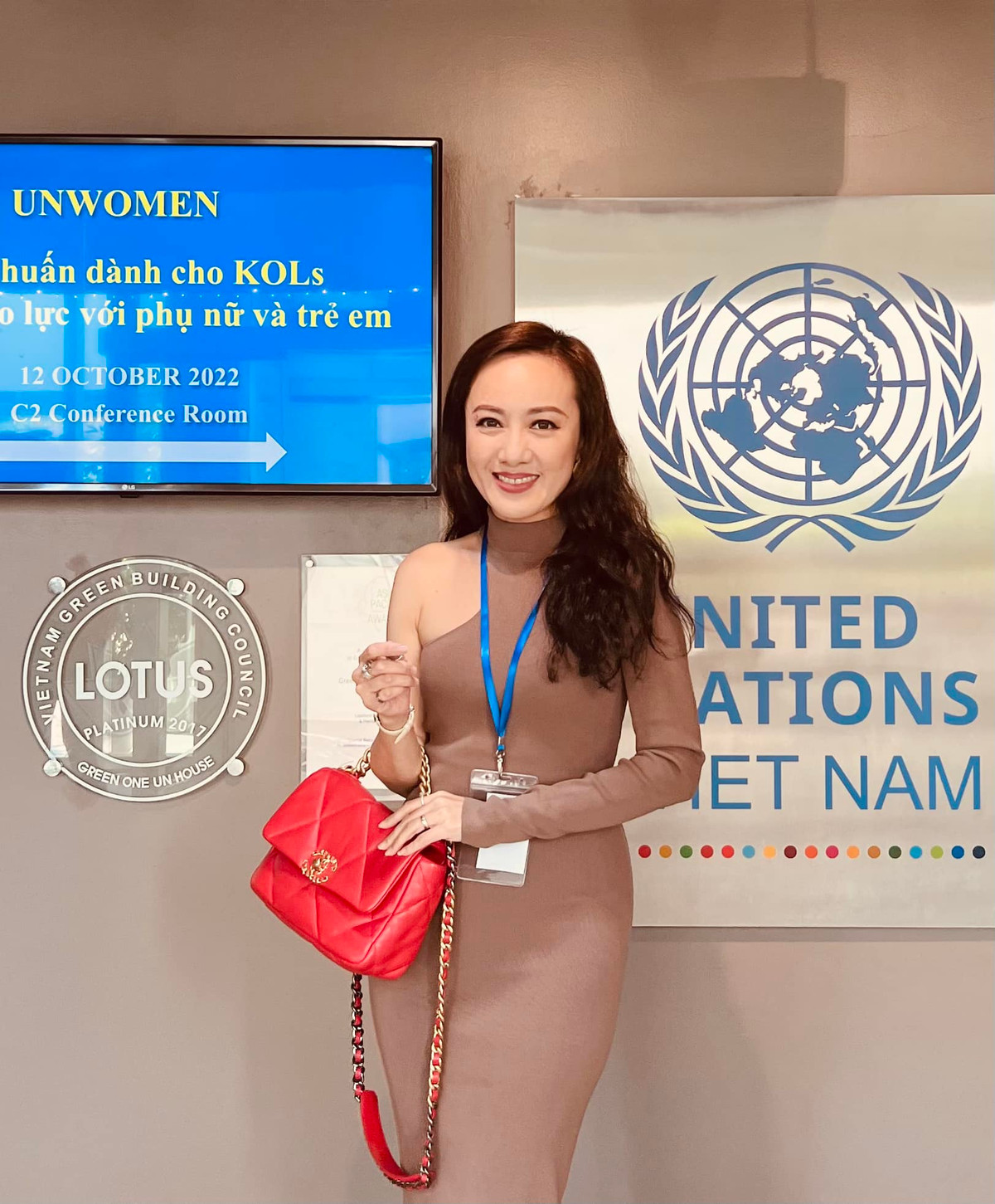 Dưới bài đăng của nữ BTV mọi người có nhận xét: "Xinh quá đi ạ", "màu váy ưng nhé ạ", "style đầm đẹp chị ạ",..dành cho Hoài Anh.