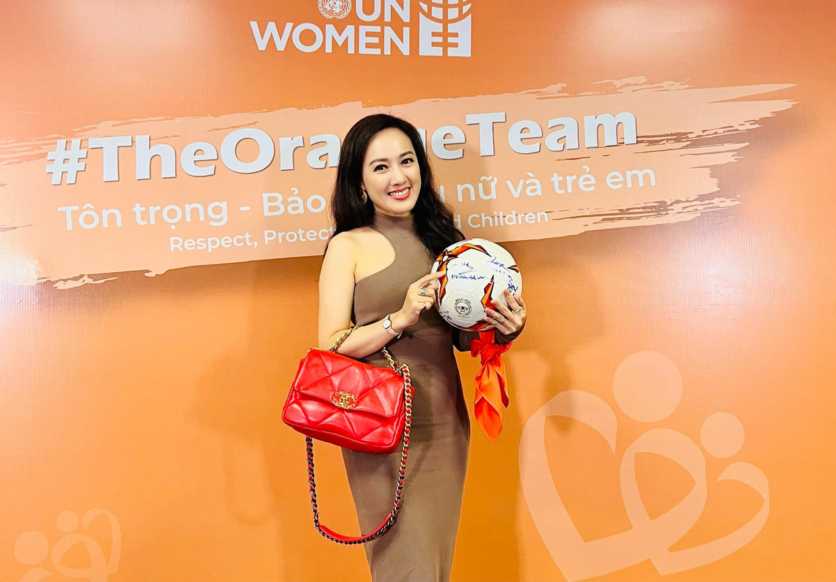 BTV VTV lựa chọn cho mình chiếc váy ôm sát dáng maxi kiểu cổ lọ, đặc biệt là chi tiết cut-out ở vai vô cùng duyên dáng.