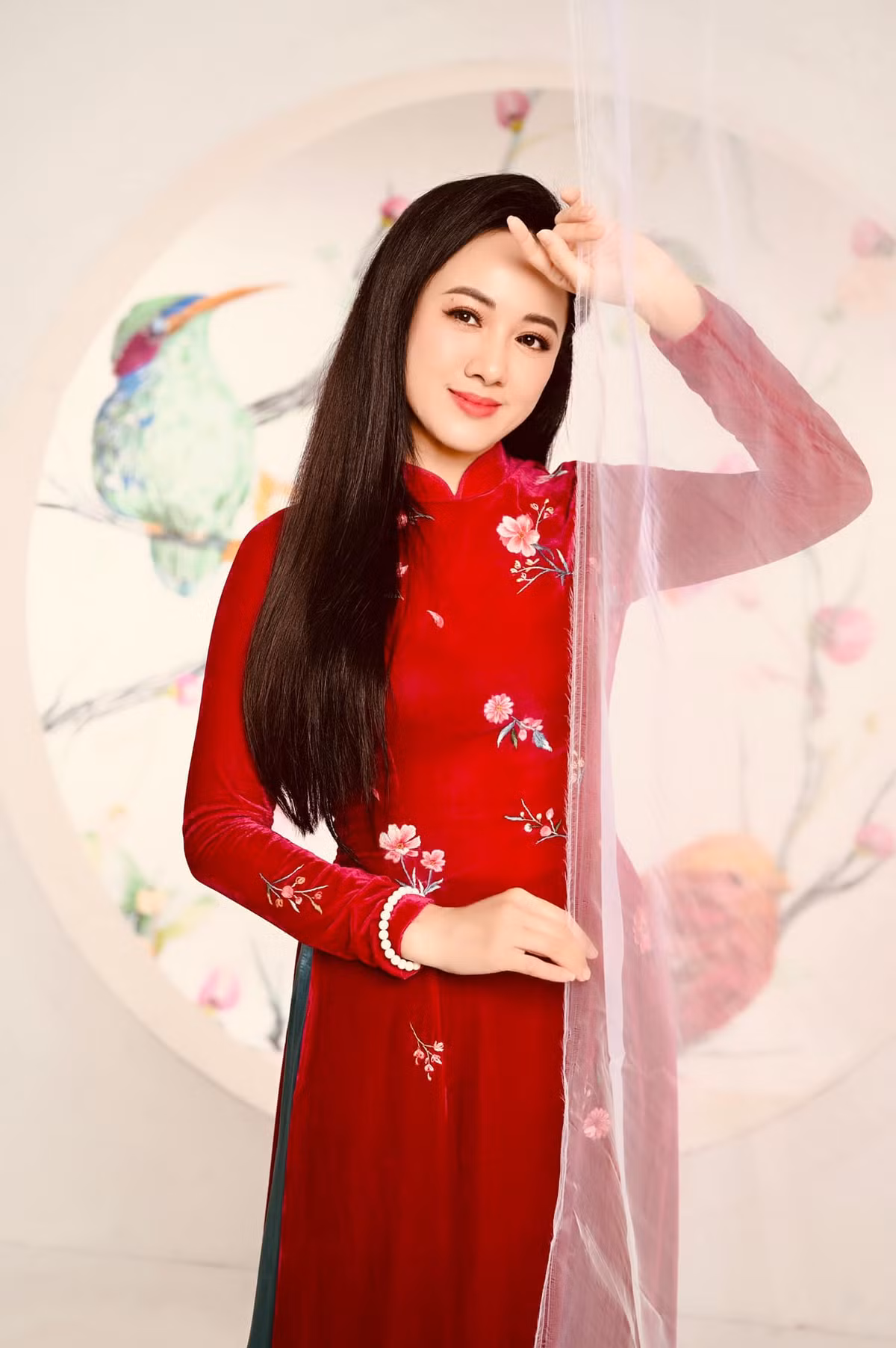 Rời bản tin thời sự chính luận, BTV Hoài Anh thường xuyên đa dạng phong cách ăn mặc.