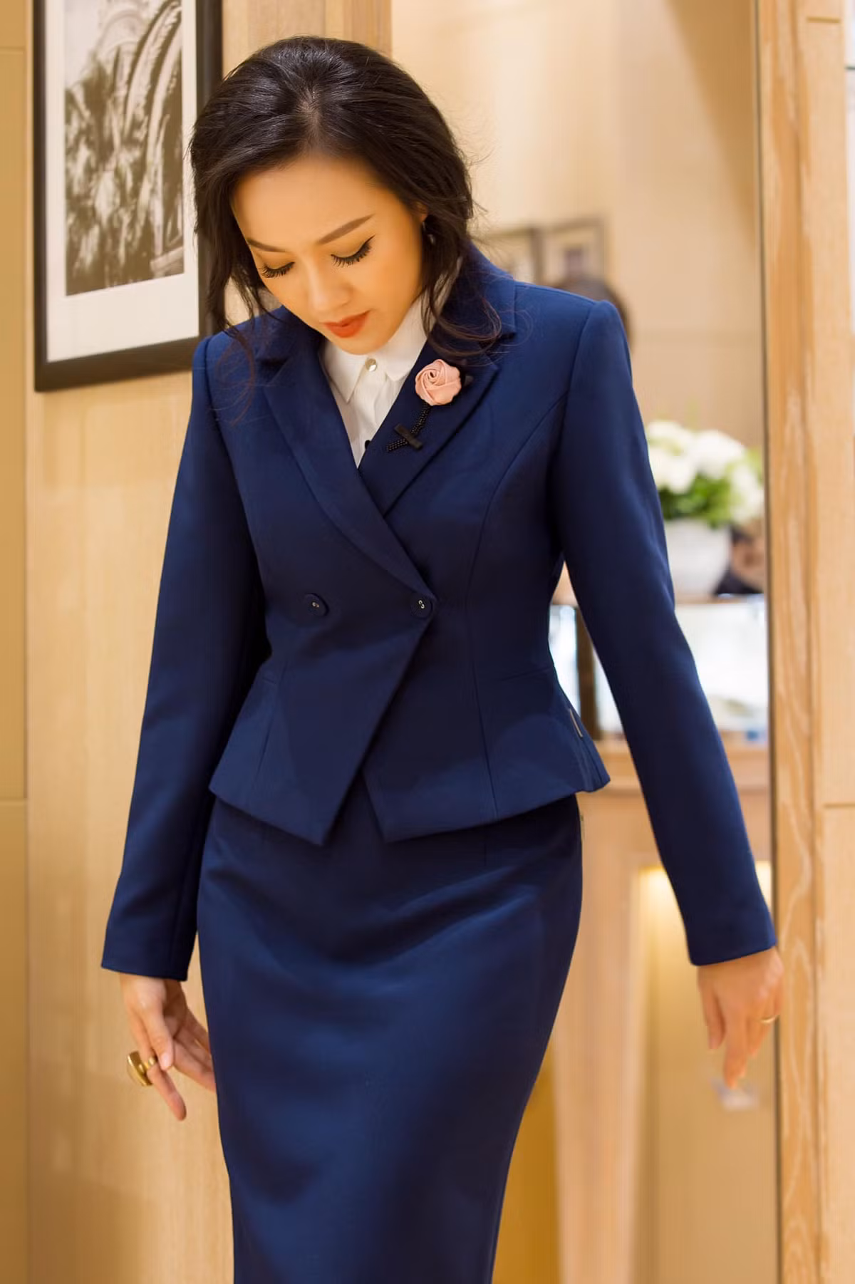 Dù đã bước qua tuổi 40 nhưng nữ MC luôn tự tin show ảnh cận mặt, khoe làn da trắng sáng, mịn màng.