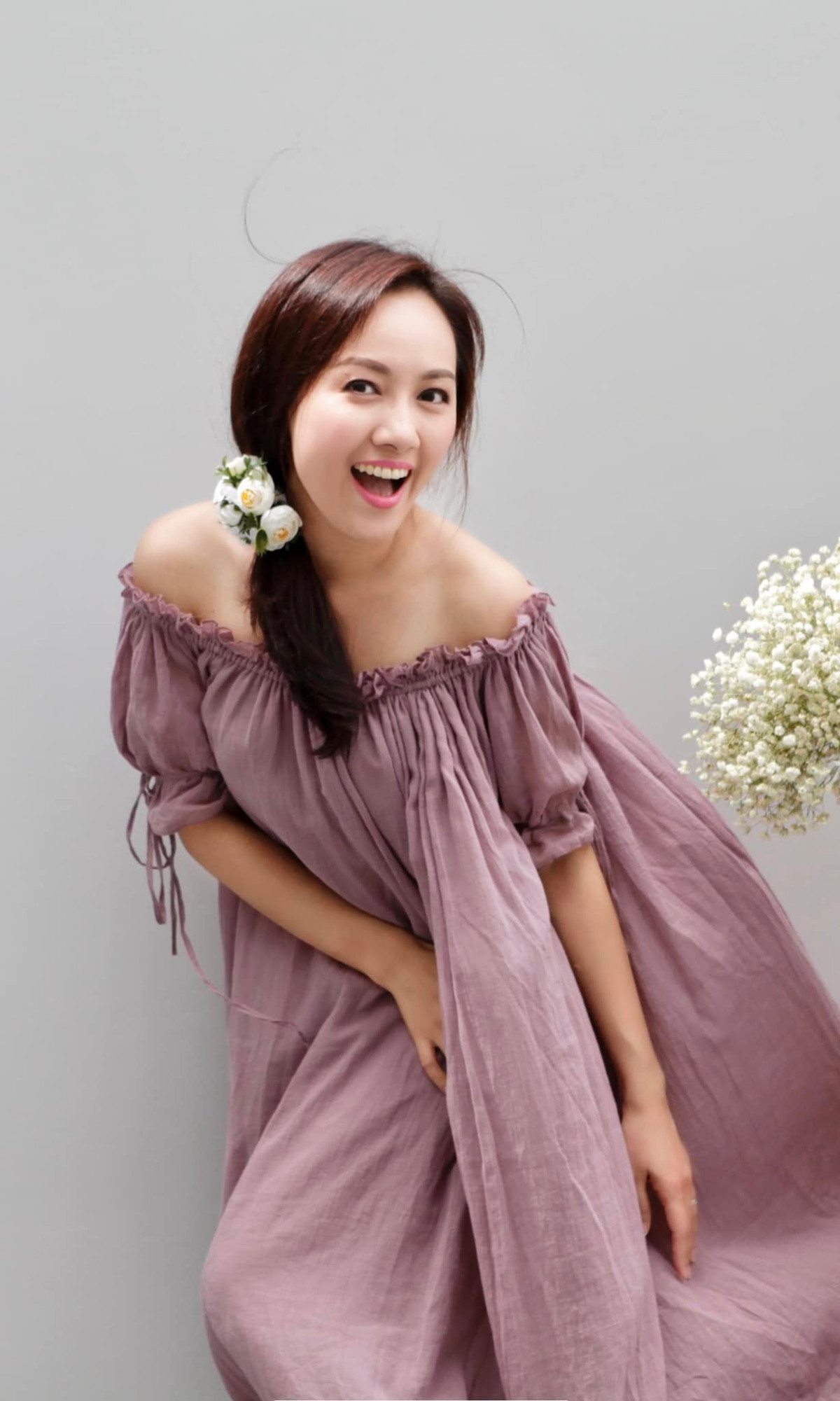 BTV Hoài Anh thường chọn áo dài hoặc những thiết kế công sở lúc lên sóng.