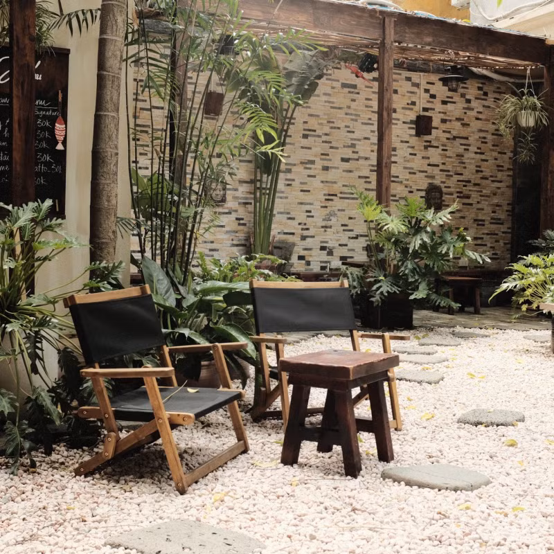 Joie nằm trong khu tập thể cũ, không gian rộng rãi, tone màu nâu ấm, thiết kế hơi hướng Nhật với mảnh sân thích mê, ngồi chill rất hợp. Ảnh: Facebook