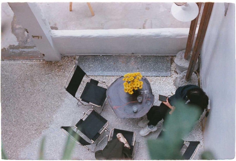 Quán nằm trong khu tập thể Nghĩa Tân với không gian nhẹ nhàng, khiến liên tưởng ngay đến Hà Nội thời bao cấp, bàn ghế mây gỗ đơn giản nhưng thoải mái. Ảnh: Facebook