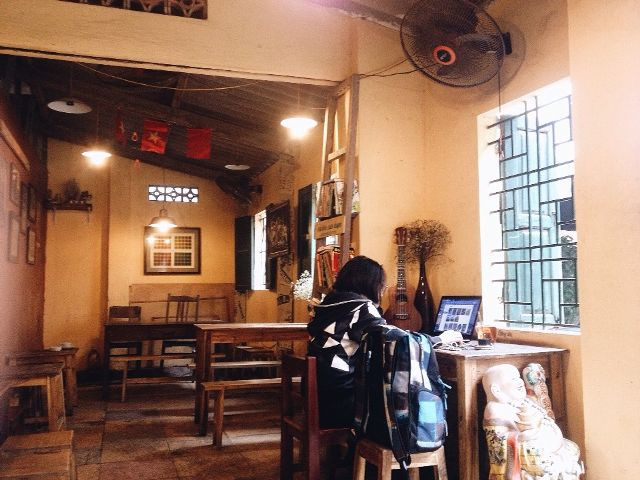 Có khá nhiều bạn thường đến đây để làm bài tập, học đàn, đọc truyện hay ngồi nhâm nhi những món quà vặt tuổi học trò. Ảnh: Facebook