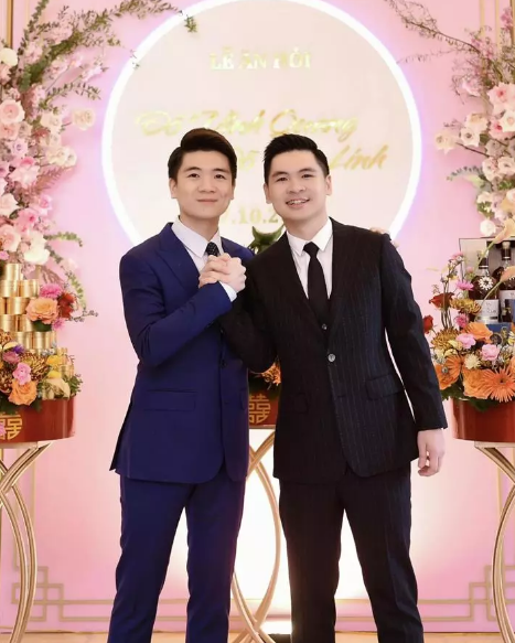 Ngoài ra nam doanh nhân còn thể hiện bài hét Bức Thư Tình Đầu Tiên. Qua đây, nhiều người cho rằng anh có lẽ đang mong muốn đôi trẻ sớm có con cho vui cửa vui nhà.