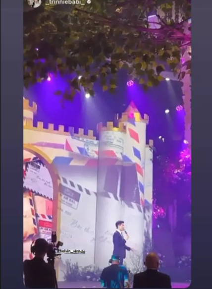 Trong hình, con trai bầu Hiển diện vest tối màu đứng check in cùng 2 người bạn. Ở một khoảnh khắc khác Đỗ Quang Vinh còn gây chú ý khi có những tâm sự xúc động gửi tới em trai.