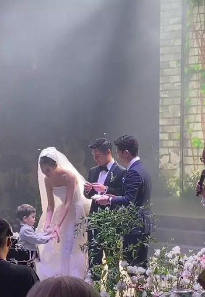 Trong đám cưới của Đỗ Vinh Quang và Mỹ Linh còn có sự xuất hiện của con trai Đỗ Quang Vinh. Một tài khoản TikTok đã ghi lại khoảnh khắc này và nhận được nhiều sự quan tâm.