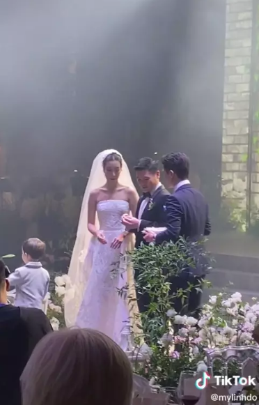 Khoảnh khắc cho thấy bé Gấu - con trai Quang Vinh cùng bố đã lên sân khấu đưa nhẫn cưới cho cô dâu, chú rể. Cậu bé tỏ ra rất hồn nhiên, vô tư đi lại làm quan khách thích thú.