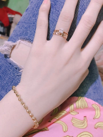 Món trang sức bằng vàng đắt đỏ cũng là món quà nhân dịp đặc biệt được nhiều chị em mong ước có được.