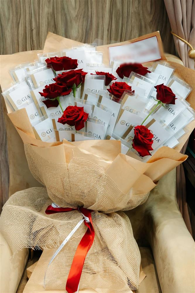 Theo thông tin chia sẻ trên MXH, chủ nhân của bó hoa kim cương này là một đại gia ở Cần Thơ, mua để tặng vợ. Chắc hẳn đây là món quà 20/10 mà bao chị em hằng mơ ước.