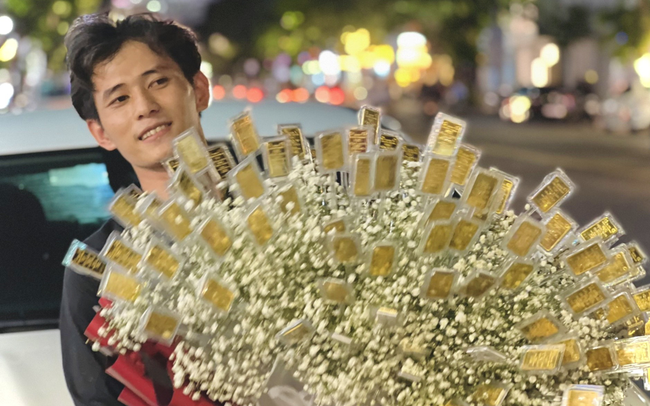 Bó hoa được làm từ 100 cây vàng kết hợp cùng hoa bi trắng, bên ngoài được bọc giấy nhung đỏ cũng từng là món quà gây bão MXH.