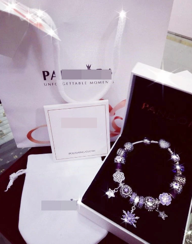 Cách đây không một cô gái lâu hí hửng khoe bạn trai cưng chiều, tặng hẳn chiếc vòng tay đắt đỏ của thương hiệu nổi tiếng.