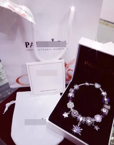 Cách đây không một cô gái lâu hí hửng khoe bạn trai cưng chiều, tặng hẳn chiếc vòng tay đắt đỏ của thương hiệu nổi tiếng.