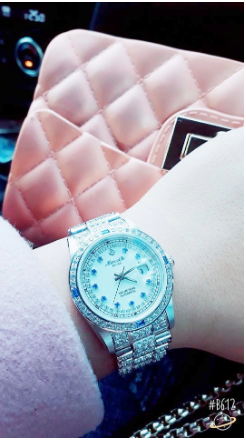 Cô nàng này xót ruột đem chiếc đồng hồ đính đầy kim cương trị giá 26 triệu ra ngắm nghía, còn chị em thì xuýt xoa ao ước.
