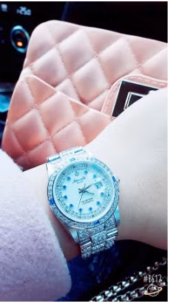 Cô nàng này xót ruột đem chiếc đồng hồ đính đầy kim cương trị giá 26 triệu ra ngắm nghía, còn chị em thì xuýt xoa ao ước.