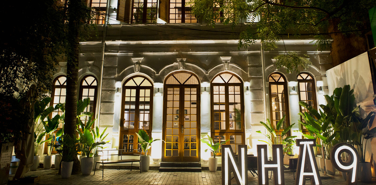 Nhà 9NKC gây ấn tượng mạnh mẽ với khách hàng bởi không gian thanh lịch, yên tĩnh. Mỗi khoảng không gian tại đây dù là nhỏ, hay lớn đều được decor đậm chất vintage. Địa chỉ: 9 Nguyễn Khắc Cần, Hoàn Kiếm.