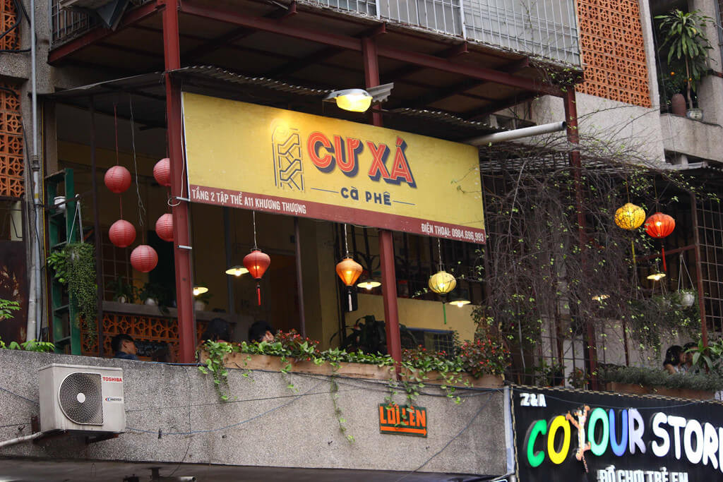 Cư Xá mang trong mình một nét cổ xưa đặc biệt của tập thể. Nơi đây chọn tông màu nâu và ấm chủ đạo tạo cảm giác thân thiện và trầm lắng. Địa chỉ: Tầng 2 A11 Khu TT Khương Thượng, Đống Đa.