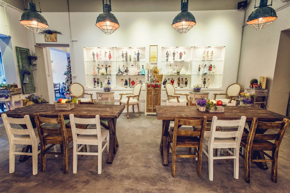 Vintage 1976 là quán cafe Hà Nội có hơi hướng đồng quê, không gian mộc mạc ở những ngôi làng cổ châu Âu. Với gam màu sắc nhẹ nhàng, những bức tường sơn trắng, những chiếc sofa màu kem vàng. Mọi đồ vật tại nơi đây đều mang theo hơi thở hoài cổ và lắng đọng đến kì lạ. Địa chỉ: 10 Đoàn Trần Nghiệp, Hai Bà Trưng.