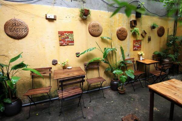 Xoan Cafe mang đến thực khách cảm giác yên bình, nhẹ nhõm. Kiến trúc tại Xoan cafe đậm chất Hà Nội cổ với những lớp gạch hoa lát nền đặc trưng. Lối cầu thang lên gác nhỏ và dốc, tầng thấp. Địa chỉ: 5 Ngõ 411 Trường Chinh, Thanh Xuân, Hà Nội.