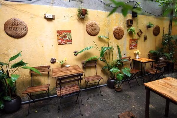 Xoan Cafe mang đến thực khách cảm giác yên bình, nhẹ nhõm. Kiến trúc tại Xoan cafe đậm chất Hà Nội cổ với những lớp gạch hoa lát nền đặc trưng. Lối cầu thang lên gác nhỏ và dốc, tầng thấp. Địa chỉ: 5 Ngõ 411 Trường Chinh, Thanh Xuân, Hà Nội.