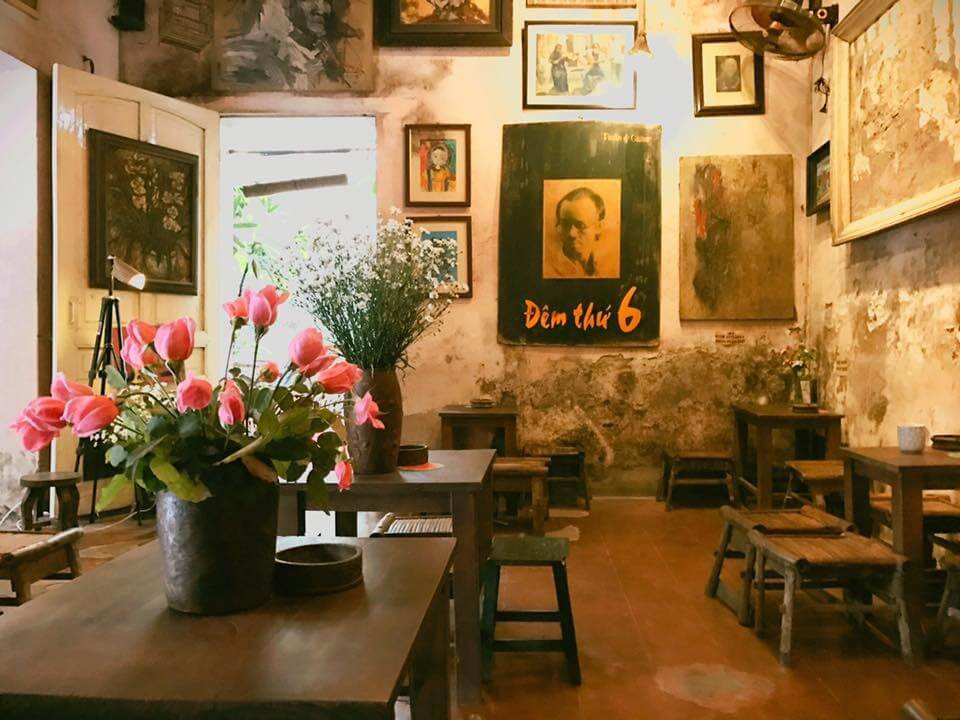 Nếu check in quán cafe vào thời điểm giao mùa chắc hẳn bạn phải ghé đến Cafe Cuối Ngõ, đây là nơi gắn kết những tâm hồn yêu nhạc Trịnh và hoài niệm về Hà Nội xưa. Địa chỉ: 4 Ngách 78 Ngõ 68 Cầu Giấy, Cầu Giấy, Hà Nội.