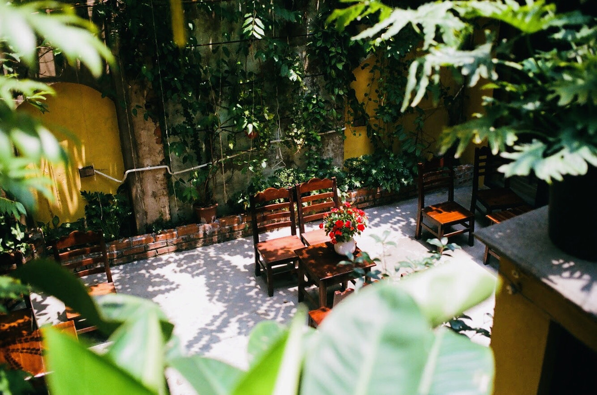 Nằm ẩn mình bên trong căn nhà cổ nhuốm màu rêu phong, Hạ Phố Cafe là nơi thu hút đông đảo thực khách ghé đến. Đặc biệt, nếu bạn yêu thích những đêm nhạc “Xưa” thì đích thị là điểm đến lý tưởng cho bạn rồi. Địa chỉ: số 8 Phan Bội Châu, Phường Nguyễn Trãi, quận Hà Đông.