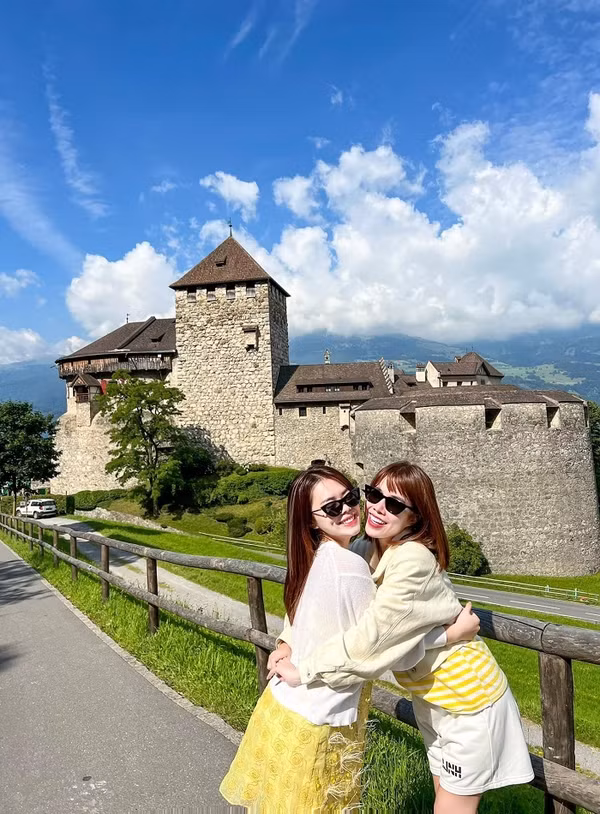 Cụ thể, cặp bạn thân tên là Chu Phương Linh và Nguyễn Loan cùng sinh năm 1990, hiện đang sống tại Hà Nội đã dành hẳn 1 tháng để đi du lịch cùng nhau. Ảnh: FB Chu Phương Linh