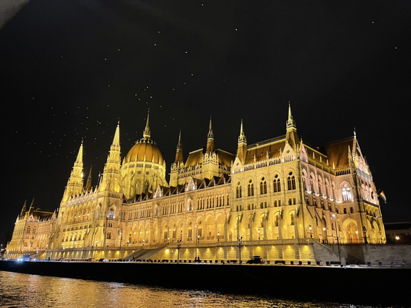 Dù đã gắn bó đến 7 năm lại đam mê khám phá nhưng cặp đôi không có điều kiện để đi chơi nhiều, chỉ có thể ngắm nhìn những vẻ đẹp hùng vĩ qua sách, ảnh trên mạng. Ảnh: VietNamNet