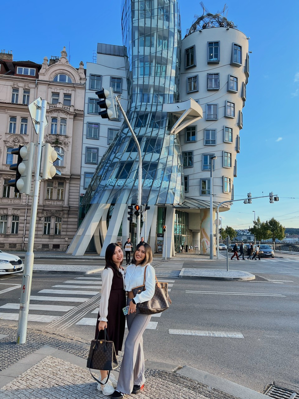 Khỏi phải nói những hình ảnh du lịch Châu Âu này sau khi đăng tải đã lập tức gây bão. Bởi để có được một người bạn tri âm, tri kỷ đã khó mà cả hai lại còn cùng đồng hành tới 7 năm càng khiến netizen xuýt xoa, ngưỡng mộ. Ảnh: VietNamNet