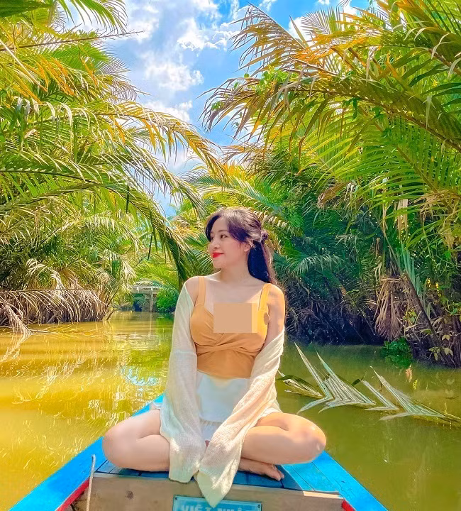 Để có được vóc dáng như hiện tại, Huyền Anh dành nhiều thời gian để luyện tập thể dục thể thao. Cô thường xuyên đạp xe để đôi chân săn chắc. Ảnh: FBNV