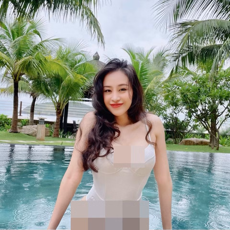 Đơn cử như mới đây Bà Tưng đã có màn "thả thính" với hình ảnh chụp ở hồ bơi. Bên cạnh đường cong uốn lượn thì phong cách ăn mặc của Bà Tưng làm nhiều người bất ngờ.