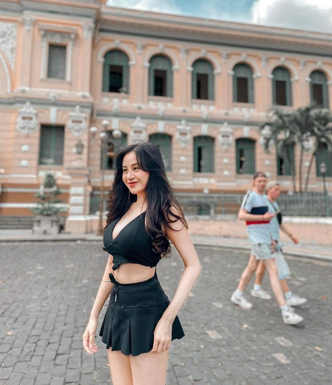 Hot girl quê Nghệ An cũng khéo léo lựa chọn trang phục khoe đường cong.