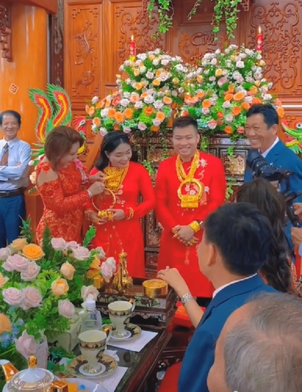 Không chỉ vậy, cư dân mạng cũng chú ý đến ngôi nhà mà cặp đôi đang chụp hình làm lễ bên trong cũng vô cùng bề thế. Ảnh: Cắt từ clip TikTok N.V