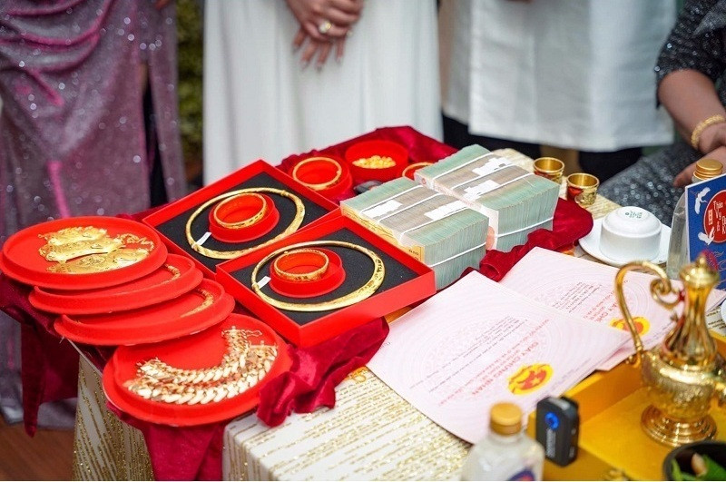 Đồng thời vị phụ huynh đại gia còn tặng riêng cho cô dâu 1 chiếc xế hộp đắt tiền khiến không ít người choáng ngợp. Ảnh: FB Đ.T