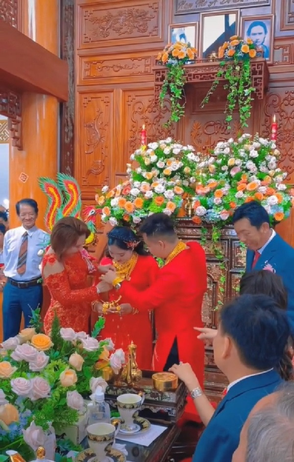 Đoạn clip này chia sẻ lên MXH TikTok với dòng trạng thái hài hước “xin vía cô dâu ạ”. Được biết đám cưới này diễn ra ở quận Thốt Nốt, Thành phố Cần Thơ. Ảnh: Cắt từ clip TikTok N.V