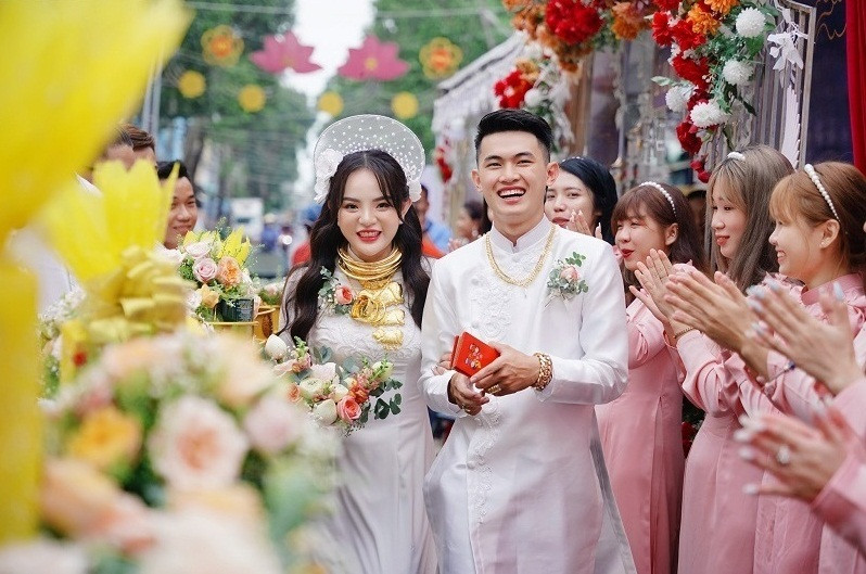 Không chỉ có vàng, tiền mặt, trong lễ thành hôn của cặp đôi, bố mẹ cô dâu còn chuẩn bị 2 cuốn sổ hổng, trong đó có 1 căn nhà trị giá 18 tỷ đồng và 1 mảnh đất. Ảnh: FB Đ.T