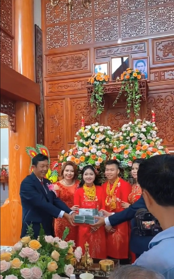 Căn nhà được trang trí hoàn toàn bằng gỗ đủ chứng minh gia thế của cặp đôi này là “không phải dạng vừa”. Ảnh: Cắt từ clip TikTok N.V