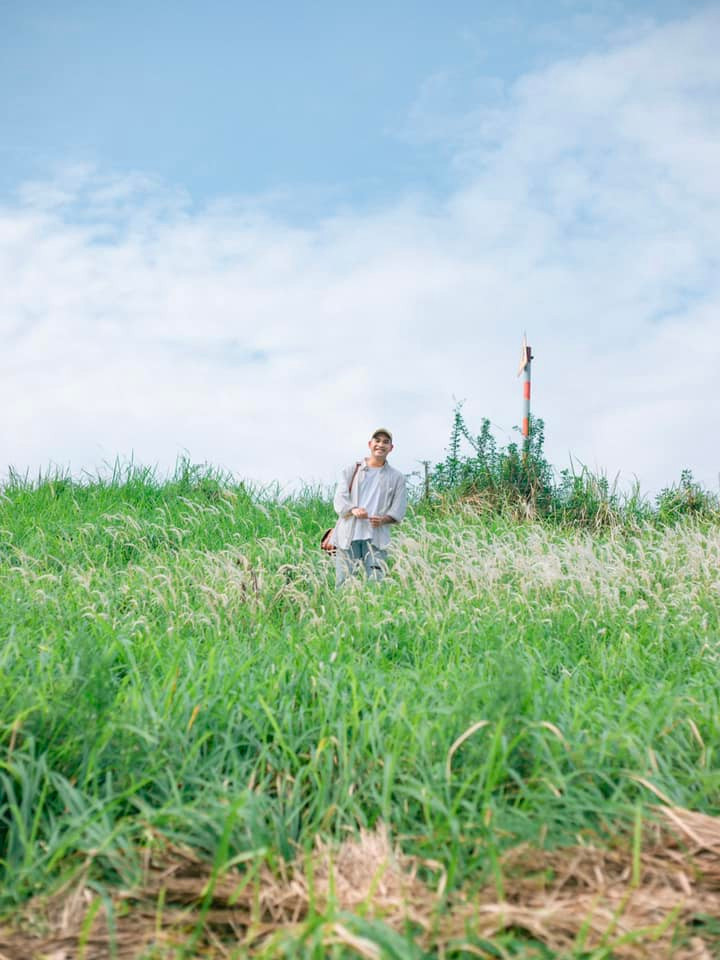 Đê cỏ lau Ngọc Thụy Hà Nội là một con đê được phủ đầy cỏ xanh mướt cùng những bậc thang khiến nhiều tín đồ sống ảo phải phát cuồng vì lên hình quá đẹp.