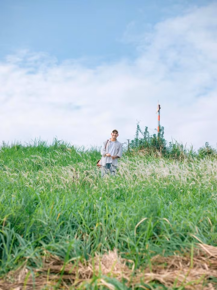 Đê cỏ lau Ngọc Thụy Hà Nội là một con đê được phủ đầy cỏ xanh mướt cùng những bậc thang khiến nhiều tín đồ sống ảo phải phát cuồng vì lên hình quá đẹp.