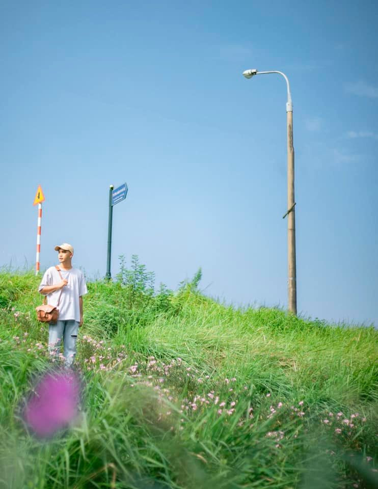 Không chỉ có lợi thế về cảnh quan thiên nhiên trong lành mà kể cả những chiếc cột đèn khi lên hình cũng chill như trong phim.