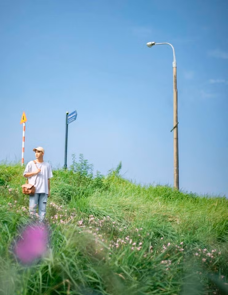 Không chỉ có lợi thế về cảnh quan thiên nhiên trong lành mà kể cả những chiếc cột đèn khi lên hình cũng chill như trong phim.