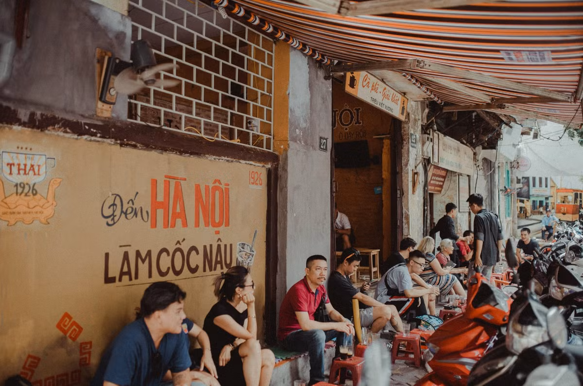 Đây là một trong số ít những quán cafe lâu năm còn giữ cách rang cà phê bằng củi rất đặc biệt.