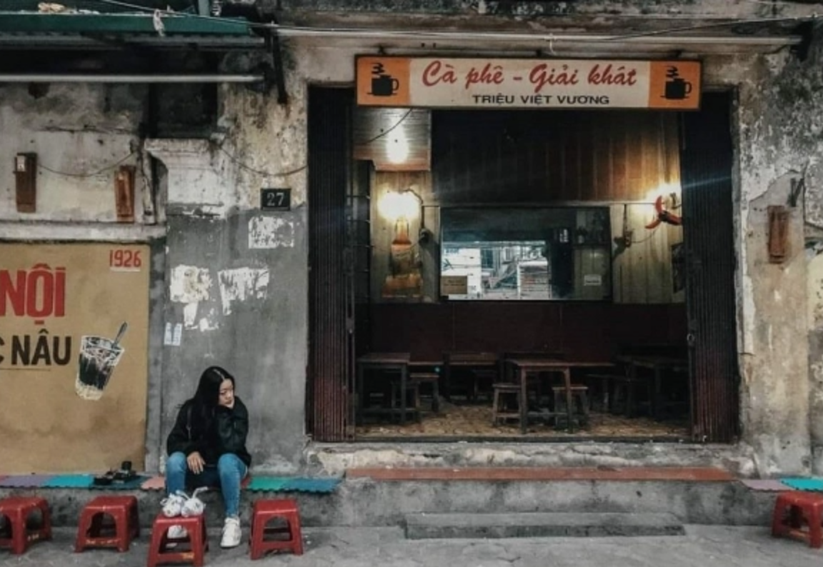 Trải qua nhiều thời kỳ quán cũng được truyền qua 4 thế hệ, có khi còn được gọi bằng nhiều cái tên khác nhau nhưng người Hà Nội vẫn chỉ quen với cái tên cafe Thái. Địa chỉ: 27 Triệu Việt Vương, Hai Bà Trưng, Hà Nội.