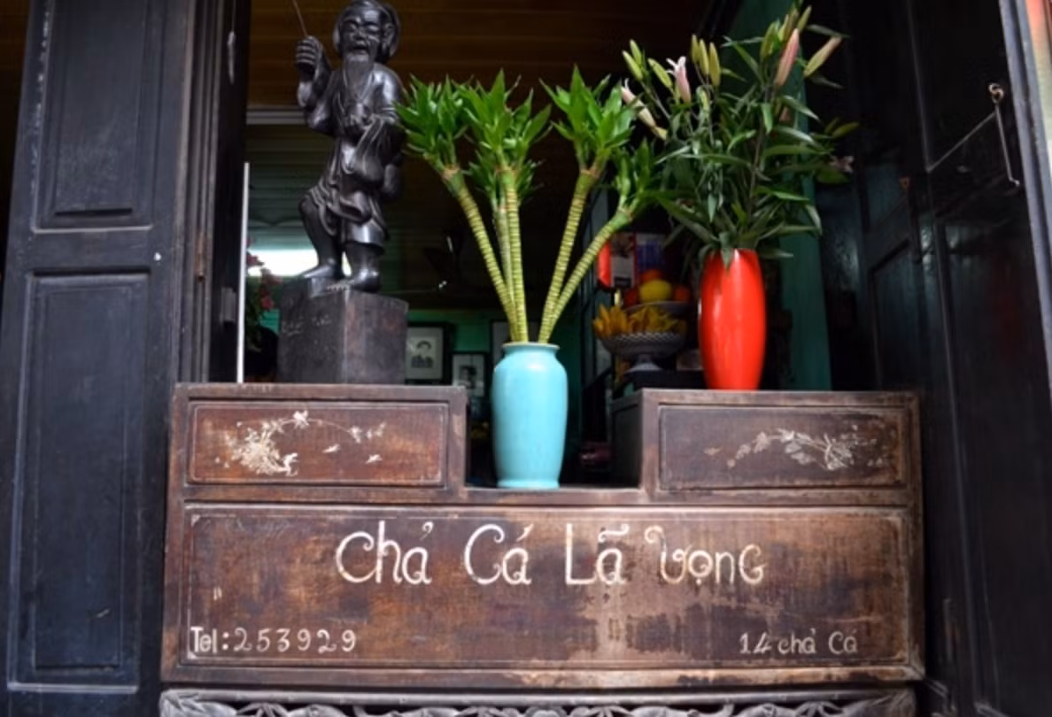 Nhắc đến đặc sản Hà Nội nổi tiếng thì không thể không nhắc đến chả cá Lã Vọng, đây cũng là một trong những nhà hàng lâu đời nhất ở Thủ đô Hà Nội.