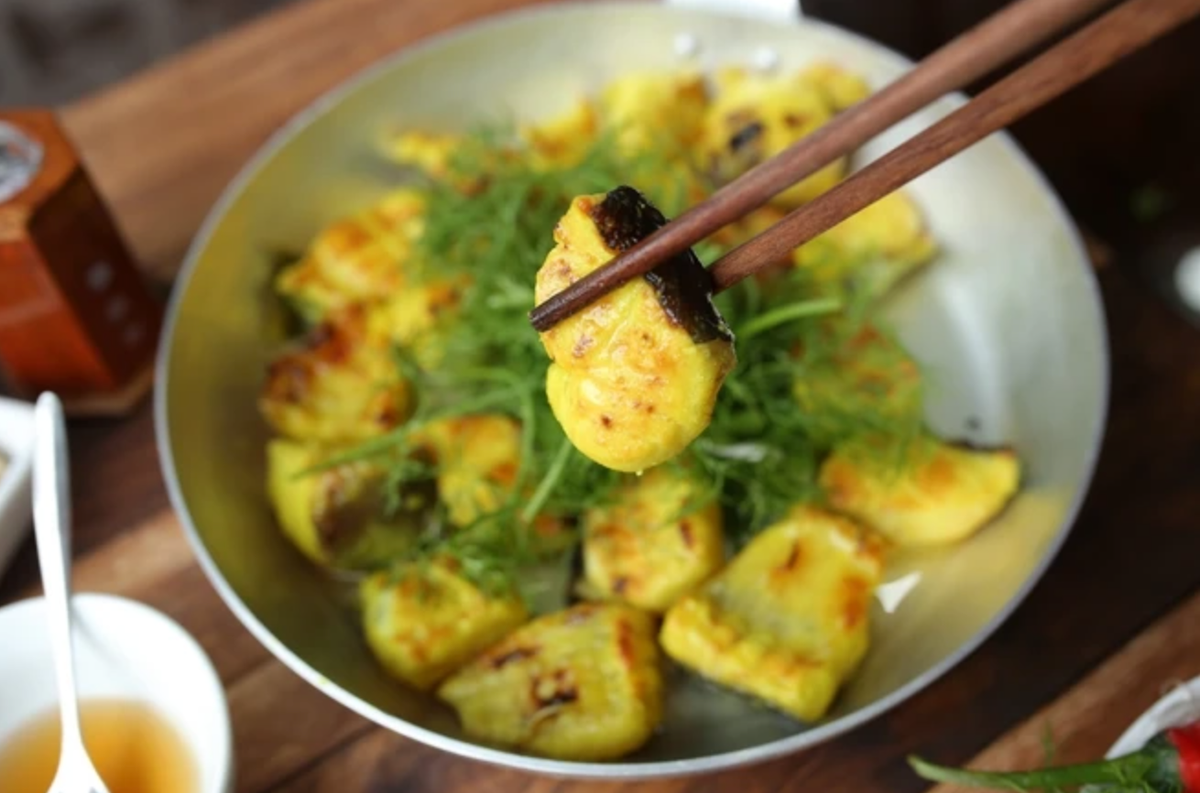 Quán chả cá Lã Vọng số 14 phố Chả Cá đã từng xuất hiện trên báo CNN năm 2018, được truyền hình Mỹ vinh danh là một trong các quán ăn ngon lâu đời nhất ở Hà Nội, từ hơn 1 thế kỷ trước. Địa chỉ: 14 Chả Cá, phường Hàng Đào, Hoàn Kiếm, Hà Nội.