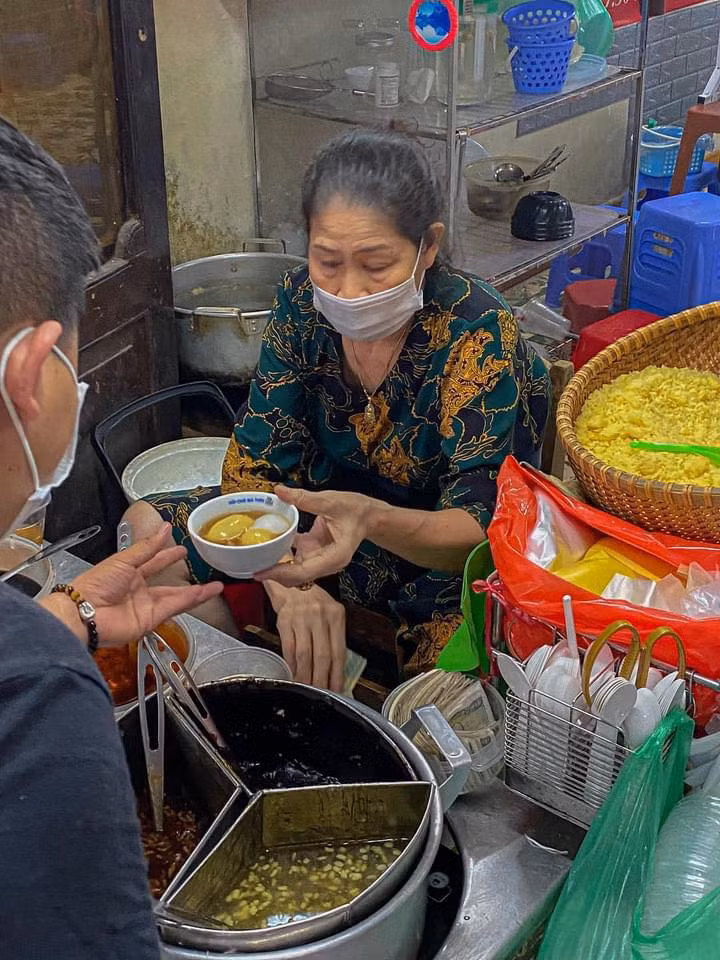 Nhắc đến những hàng quán lâu đời ở Hà Nội phải kể đến xôi chè bà Thìn, đây đã trở thành một địa chỉ quà vặt có thương hiệu ở đất Hà thành.