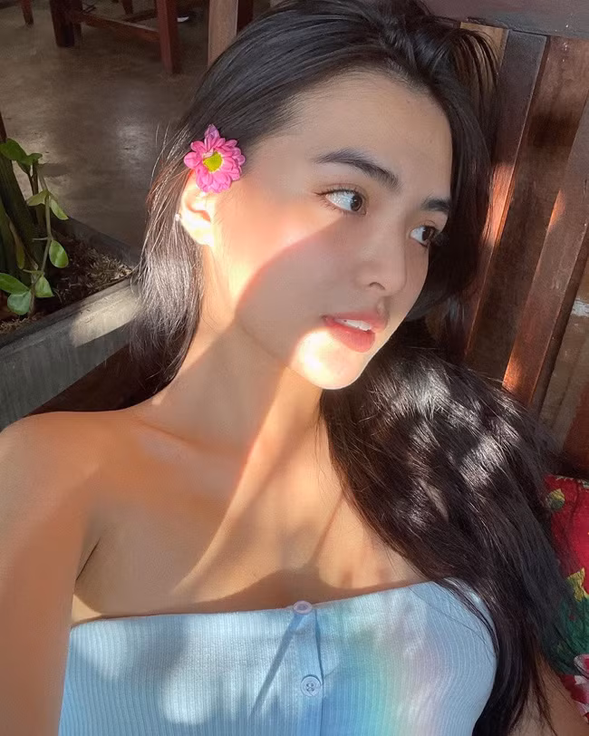 Một số cuộc thi nhan sắc mà Hoàng Vi tham gia có thể kể đến như cuộc thi "Duyên dáng áo dài 2020", "Nét đẹp sinh viên online", "Hoa khôi Nam bộ"... và giành được một vài giải thưởng như: "Người đẹp ảnh bìa", "Á quân Nét đẹp sinh viên", "Giải Ba Duyên dáng áo dài"...